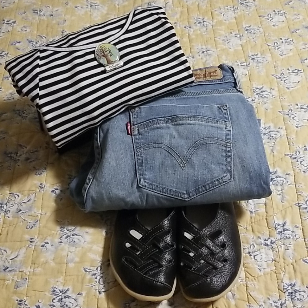 Levi's Capri / Clam Diggers Sz 8 Light Denim Wash